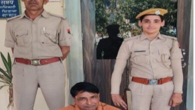 नेताजी को पुलिस ने किया गिरफ्तार